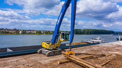 material handler SENNEBOGEN 870 Hybrid in inland port, Versatile use with quick coupler on the stick and economical operation thanks to Green Hybrid-System