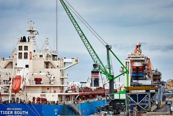 Hafenkran Mobilkran Kran SENNEBOGEN 9300 E Hafenumschlag Materialumschlag Schiffsentladung bulk cargo