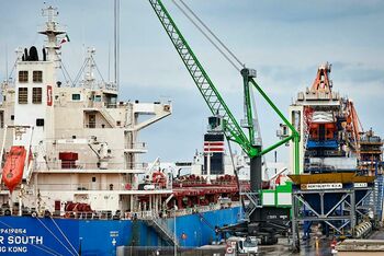 Hafenkran Mobilkran Kran SENNEBOGEN 9300 E Hafenumschlag Materialumschlag Schiffsentladung