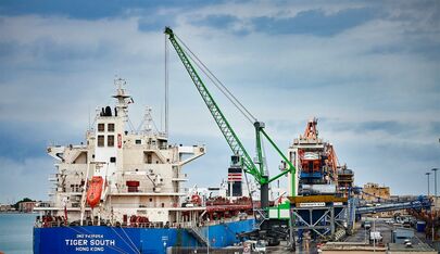 Hafenkran Mobilkran Kran SENNEBOGEN 9300 E Hafenumschlag Materialumschlag Schiffsentladung