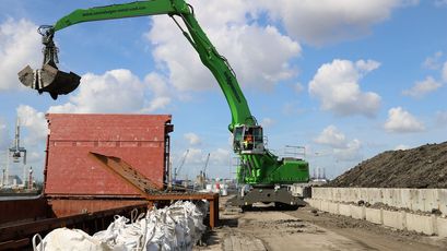 Umschlagbagger SENNEBOGEN 855 E Hybrid Hafenumschlag 77 t Umschlagbagger Umschlagmaschine SENNEBOGEN 855 Hybrid Hafenumschlag Hafen Schiffsentladung Zweischalengreifer