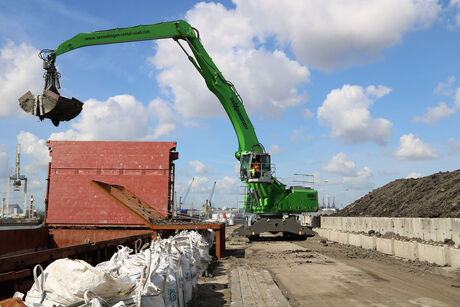 77 t Umschlagbagger Umschlagmaschine SENNEBOGEN 855 Hybrid Hafenumschlag Hafen Schiffsentladung Zweischalengreifer