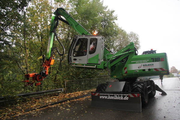 SENNEBOGEN 718 E bei der Böschungspflege