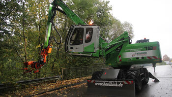 SENNEBOGEN 718 E bei der Böschungspflege