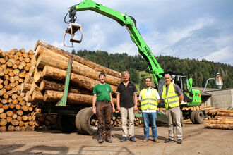 SENNEBOGEN 817, Umschlagmaschine mit Anhänger für Rundholzumschlag in kleinerem Sägewerk, Schweiz 