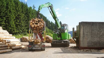 Timber handling machine SENNEBOGEN 735 E log yard
