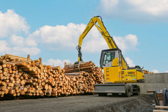 SENNEBOGEN Elektrobagger 835 mit Portal; Holzwerk; Holzumschlag, Verladung von Rundholz