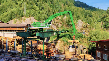 SENNEBOGEN 835 E Material handler handling timber at a saw mill