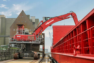 SENNEBOGEN 840 Raupe E-Serie im Hafen von Husum