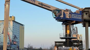 EQ Balancer crane-handling machine - inland port