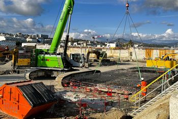 SENNEBOGEN 6113 E Raupen-Teleskopkran positioniert einen Bewehrungskorb auf einer Spezialtiefbaustelle in Nizza.