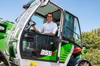 Sebastian Sennebogen im Fahrerhaus eines SENNEBOGEN 355 E.