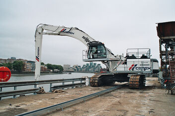 SENNEBOGEN 870 E Hybrid Crawler Material handler for port handling