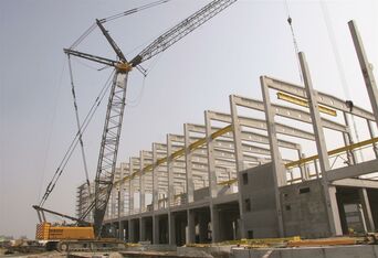 SENNEBOGEN 5500 construction site crane Above ground construction