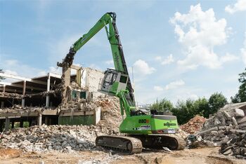 Demolition excavator SENNEBOGEN 830 E demolishes furniture store in Regensburg