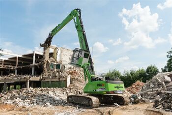 Abbruchbagger SENNEBOGEN 830 E beim Abbruch des Möbelhauses in Regensburg