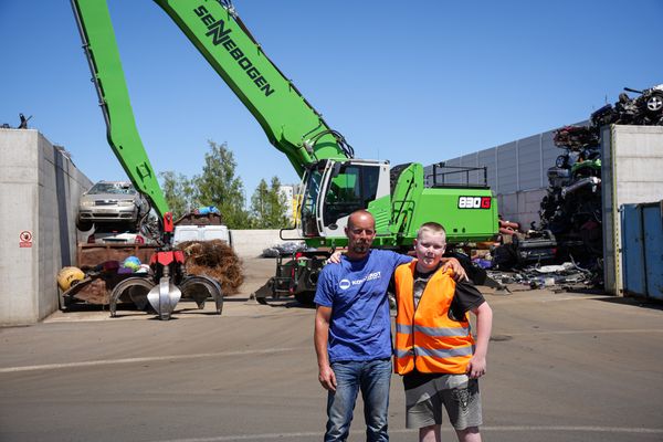 830 G - Sorting and loading in scrap recycling 830 G - Sorting and loading in scrap recycling