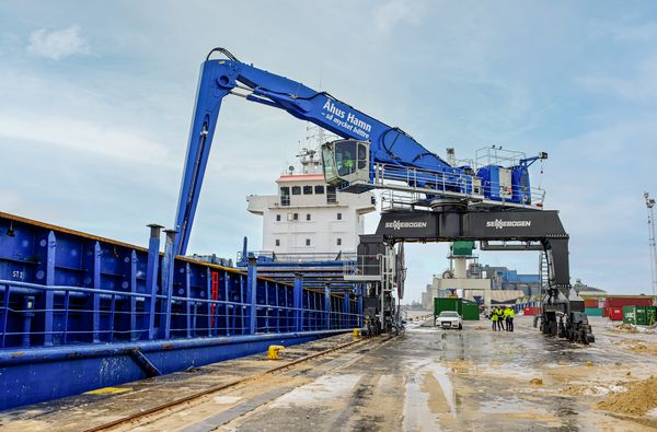 Umschlagbagger mit Elektromotor, Elektrobager SENNEBOGEN 875 E , umweltschonender Elektroantrieb, Hafen Åhus Schweden Umschlagbagger mit Elektromotor, Elektrobager SENNEBOGEN 875 E , umweltschonender Elektroantrieb, Hafen Åhus Schweden
