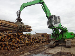 Umschlagbagger SENNEBOGEN 821 E für Holzumschlag mit Frontschutzgitter