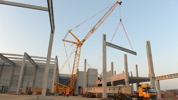 SENNEBOGEN 7700 Hochbau Tiefbau Raupenkran Gittermastkran