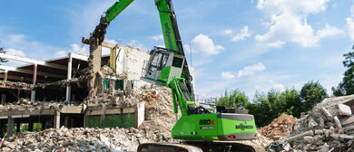 SENNEBOGEN 830 E Demolition excavator demolishing a building