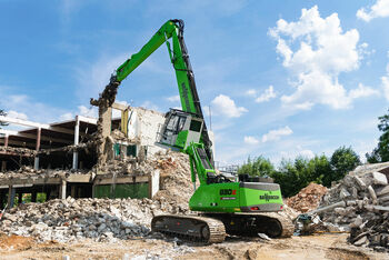 SENNEBOGEN 830 E Demolition excavator demolishing a building