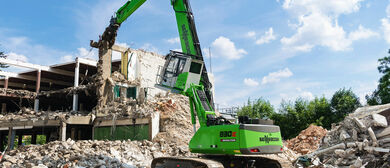 SENNEBOGEN 830 E Abbruchbagger beim Gebäudeabbruch