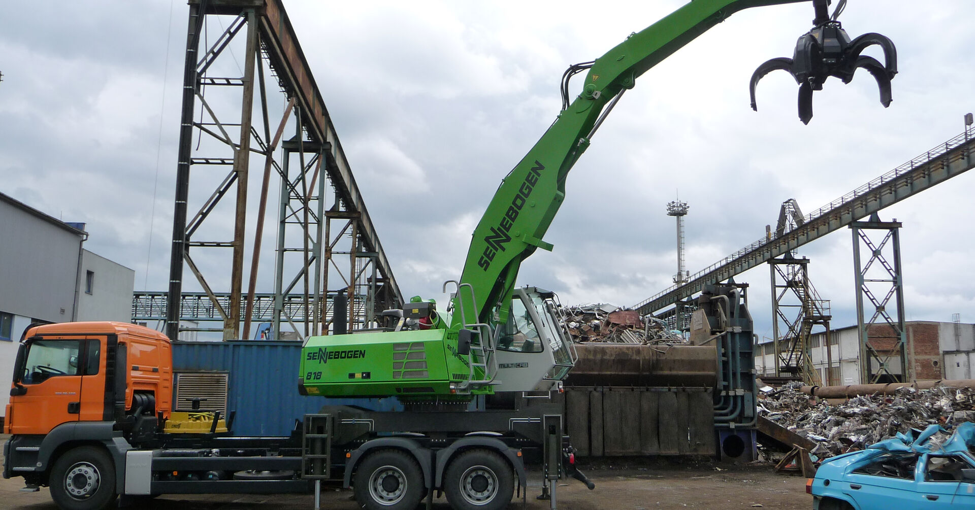 SENNEBOGEN 818 A - A different approach to Material Handling ...