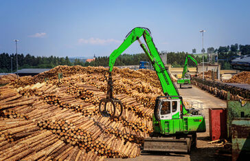 Pick & Carry Umschlagbagger fürs Sägewerk SENNEBOGEN 735 E Mobil Holzumschlag - Holzsortierung