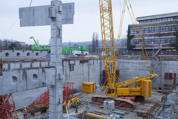 Hochbau Hoch-und Tiefbau SENNEBOGEN 7700 Raupenkran Raupe