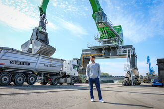 größte Umschlagbagger der Welt, SENNEBOGEN 895 mit Elektromotor und Schienenportal, 35 m Reichweite, Ennshafen Österreich