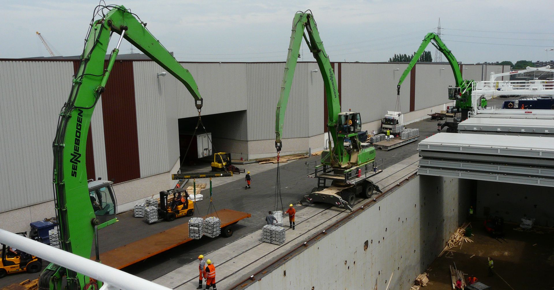 Green is great: Goeyvaerts relies on SENNEBOGEN at the port in