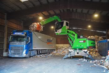 SENNEBOGEN 822 G verlädt mit seiner 10 m Reichweite mühelos Abfall in einen LKW. SENNEBOGEN 822 G verlädt mit seiner 10 m Reichweite mühelos Abfall in einen LKW.