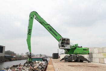 SENNEBOGEN 830 Umschlagbagger, Schrottumschlag im Hafen