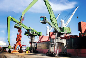 Hafenumschlag SENNEBOGEN 875 Raupe Portal Unterwagen Umschlagmaschine Umschlagbagger Hafen Schiffsentladung Schiffsbeladung Schüttgutumschlag Stückgutumschlag