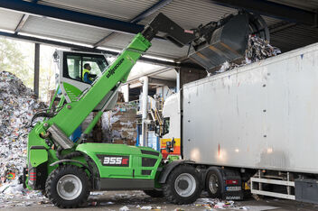 Robuster Teleskoplader für die Branche Abfallrecycling mit hochfahrbarer Kabine SENNEBOGEN 355 E - ideale Alternative zum Radlader: LKW Beladung im Recycling Niederhalterschaufel