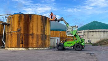 Maintenance work with man basket