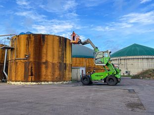 Maintenance work with man basket
