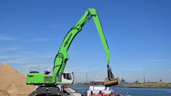 [Translate to English:] Umschlagbagger SENNEBOGEN 850 E beim Hafeneinsatz in den Niederlanden