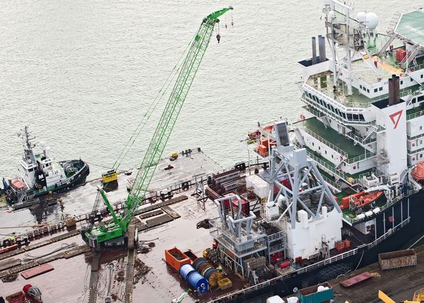 Download (RGB, 300 dpi) Crawler crane SENNEBOGEN 5500 and 7700 at Seaway Heavy Lifting
