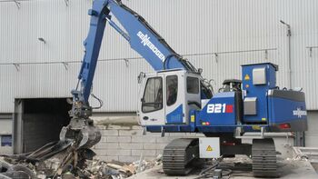 [Translate to English:] SENNEBOGEN 821 Elektro E-Serie Elektroumschlagmaschine Umschlagmaschin Umschlagbagger Recycling Sortiergreifer