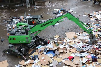 Kompakter Umschlagbagger SENNEBOGEN 817 E Papierrecycling