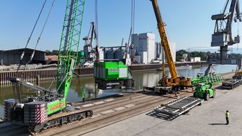 Tandemhub mit 180 Tonnen Raupenkran