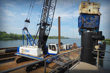 De Klerk Werkendam successfully use a SENNEBOGEN 2200 E crawler crane to work on a factory quay.