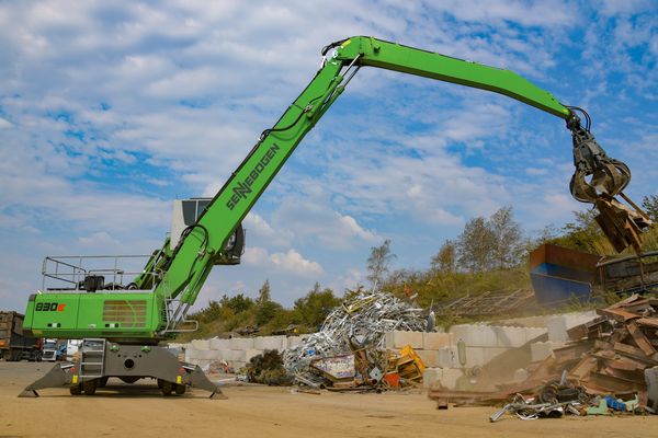 SENNEBOGEN material handler material handling machine 830 E scrap handling scrap yard orange peel grab