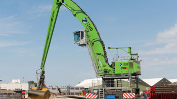 SENNEBOGEN Umschlagbagger 875 E Hybrid für Hafenumschlag / Schiffsumschlag / Schüttgutumschlag mit Mobilunterwagen und Pylon