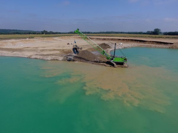 Download (300 dpi) Seilbagger SENNEBOGEN 6140 HD bei der Kiesgewinnung in Ariège, Frankreich