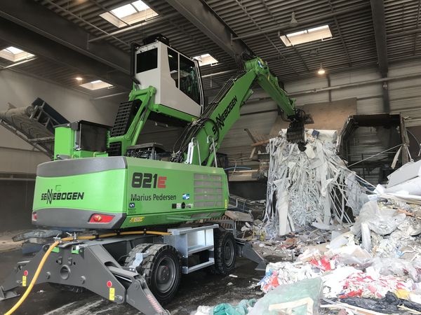 SENNEBOGEN Umschlagmaschine Umschlagbagger 821 E Elektro Elektrobagger Recycling Abfallwirtschaft Sortiergreifer