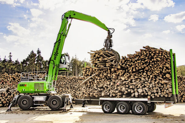 SENNEBOGEN 830 M Trailer beim Holzumschlag