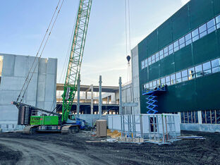 SENNEBOGEN 7700 G crawler crane at structural engineering work